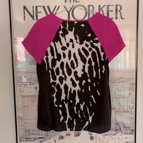 Calvin Klein v neck dressed up T in animal print with pop of pink size M - Picture 3 of 7